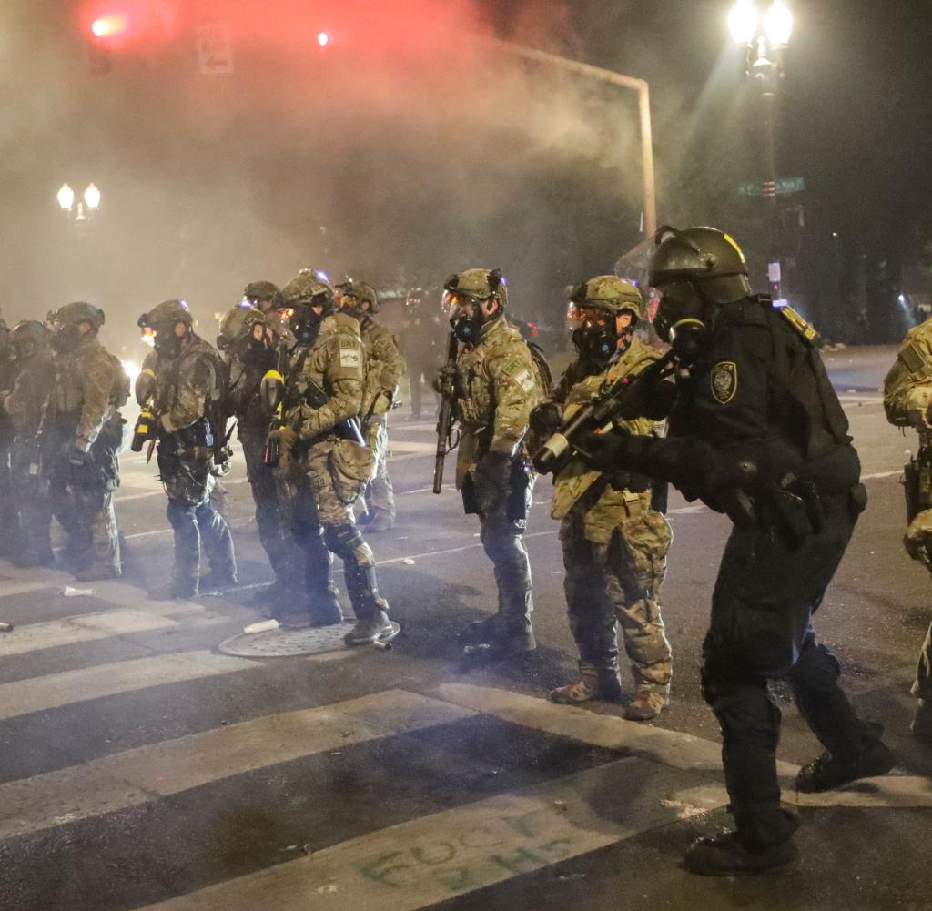 Bundespolizisten in Portland errichteten Barrikaden, weil sich auch Gegendemonstranten einer weißen Miliz gebildet hatten
