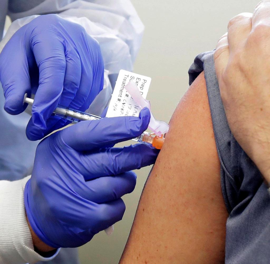 Ein Teilnehmer an einem Moderna-Impfstofftest erhält in Seattle eine Injektion