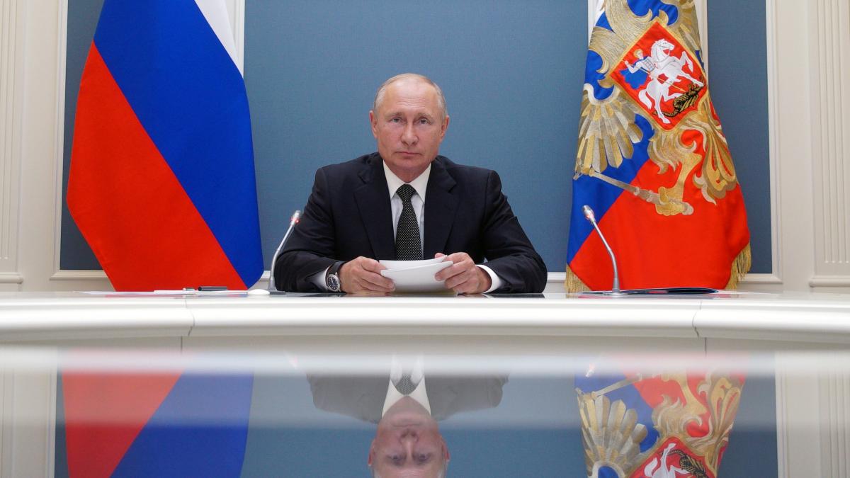 Wladimir Putin gibt die Genehmigung der weltweit ersten Koronaimpfung bekannt
