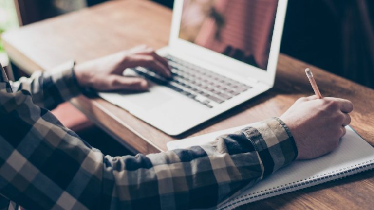 Lohnt es sich, einen Online-Karriereaufbaukurs zu belegen?