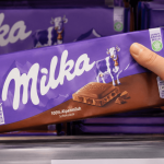 Nieuwe Milka-verpakking misleidend volgens rechter: chocoladeproducent mag ontwerp niet meer gebruiken