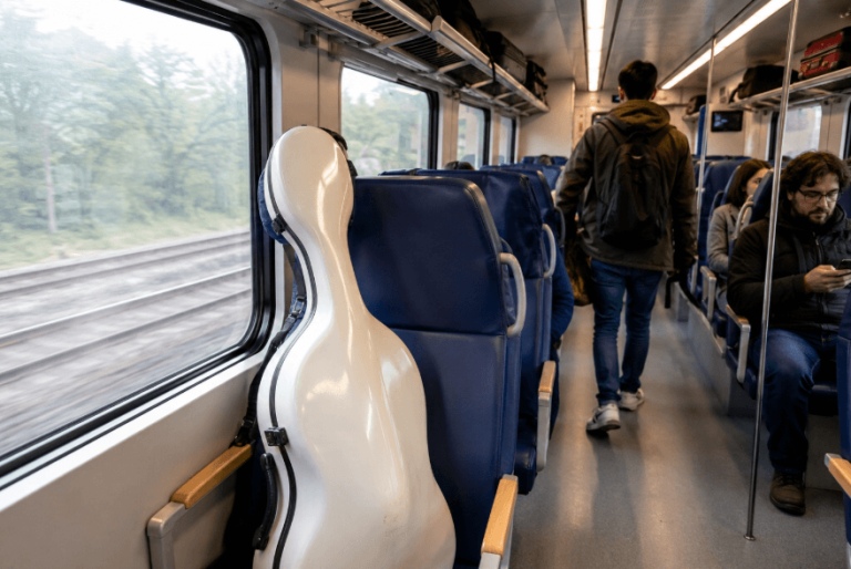 Aanpassing bagageregels in de trein baart cellist Pepijn Meeuws zorgen: ‘Dat is voor mij geen werkbare oplossing’
